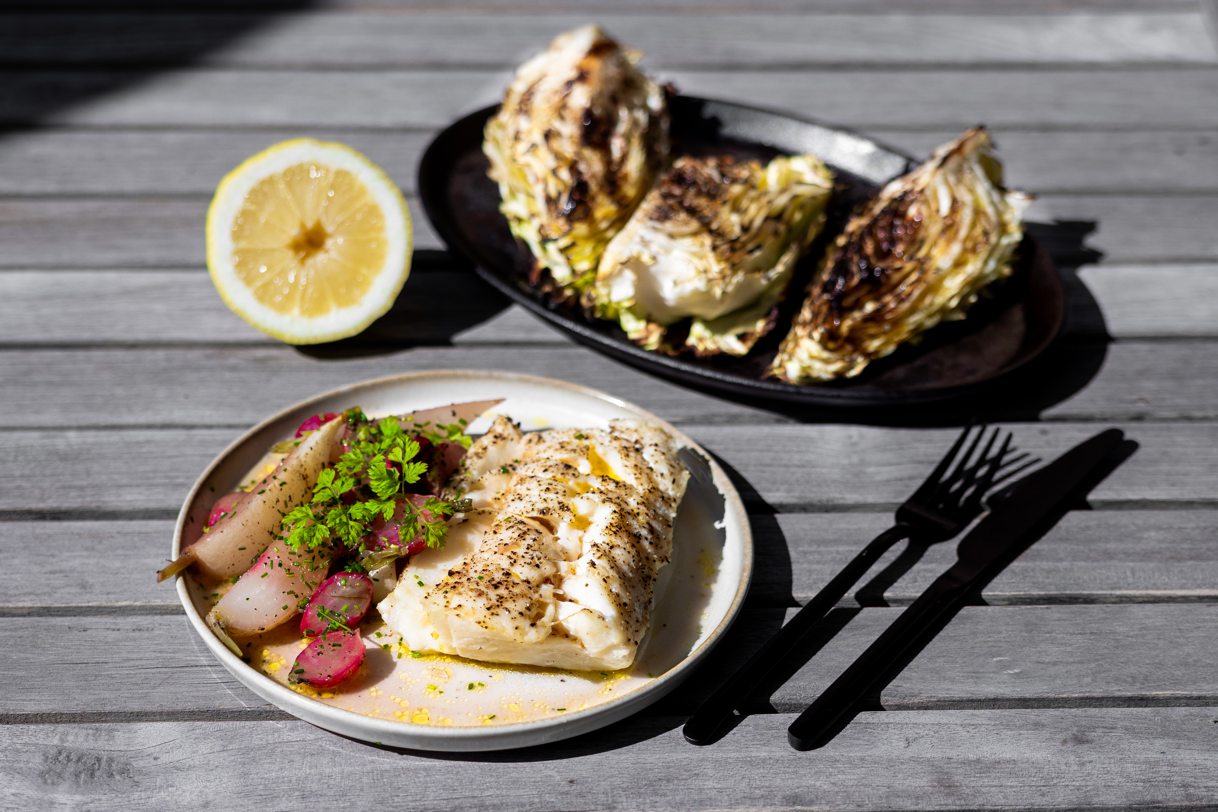 Grillet torsk med sommerkål, nepe og reddik