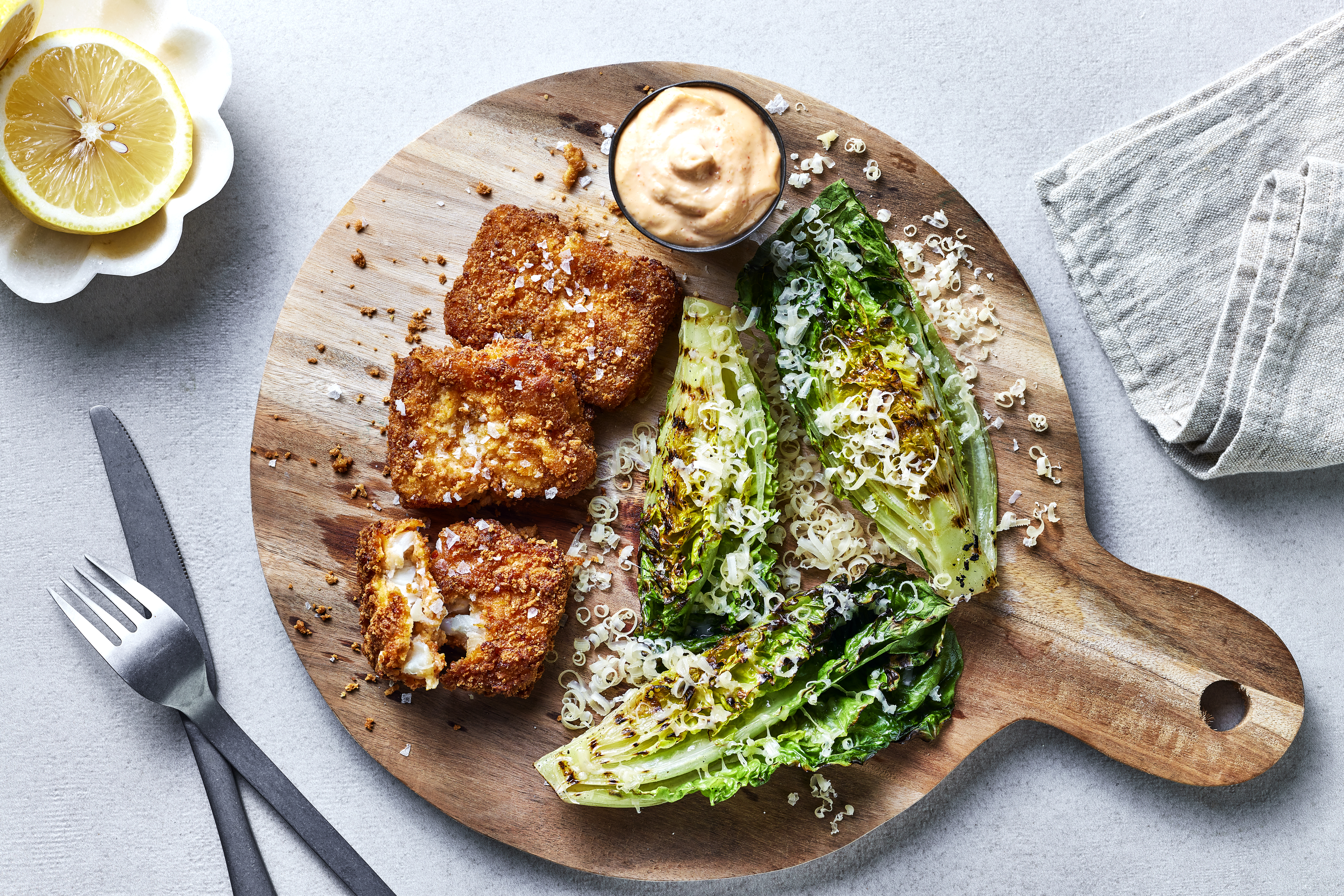 Panert BBQ torsk med grillet hjertesalat og hjemmelaget chilimayo