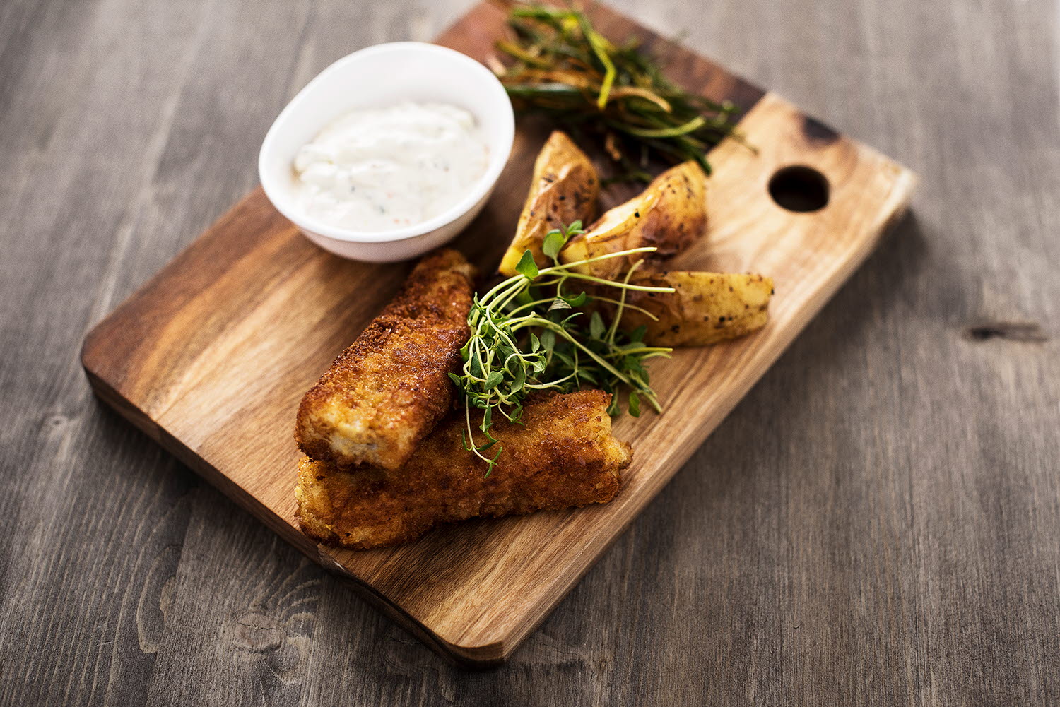 Glutenfrie fiskefingre av torskefilet med tzatziki og potetbåter