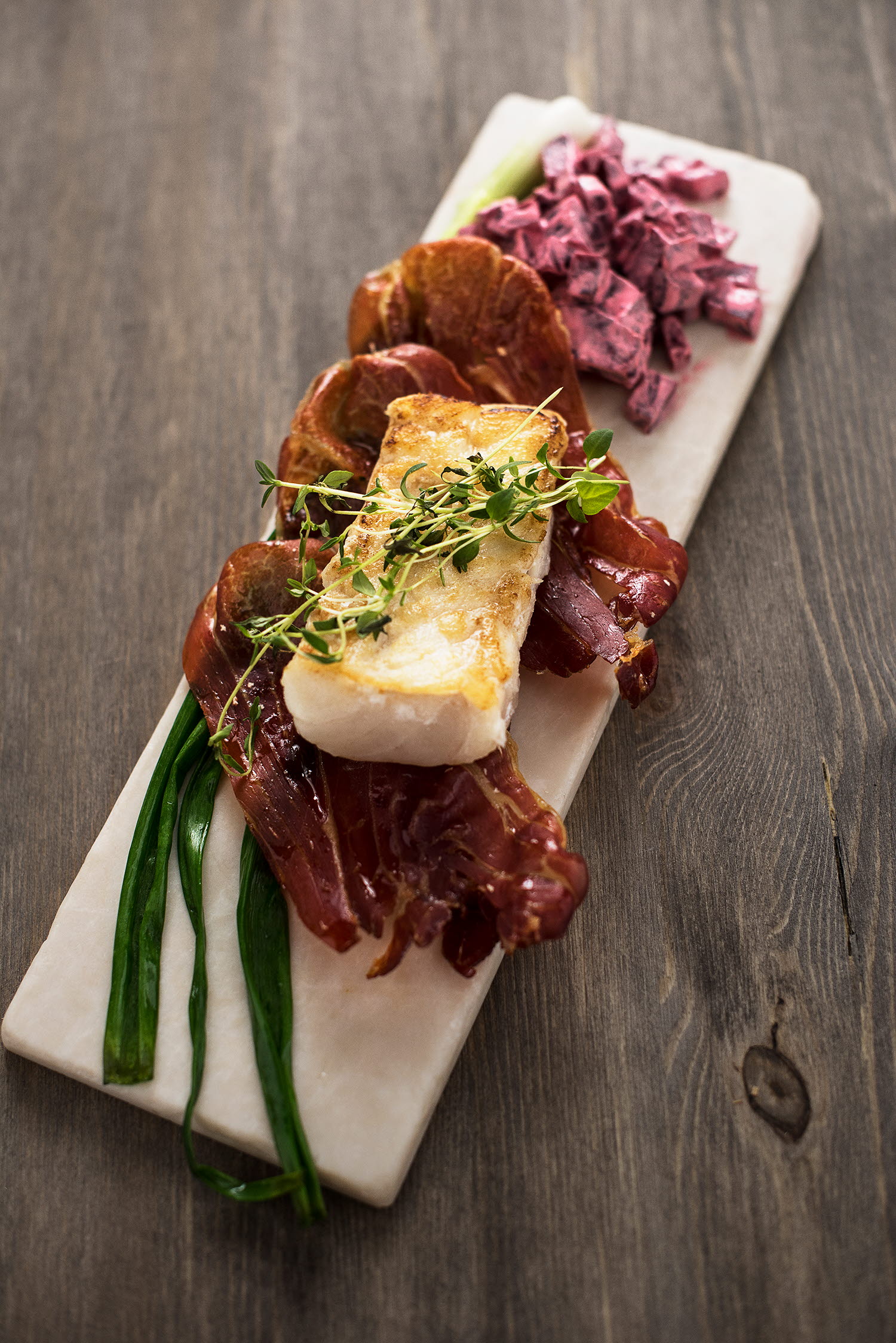 Grillet torskeloin med serranoskinke og rødbetsalat