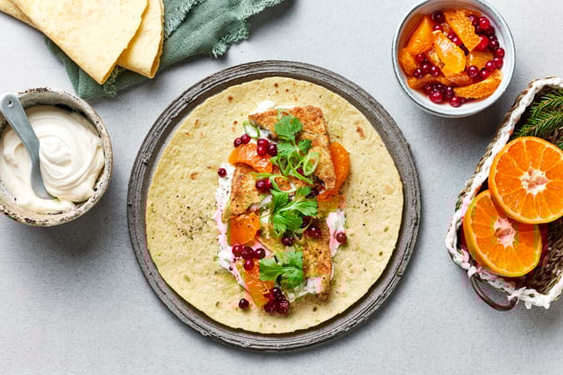 Juletaco med panert sei, klementin og tyttebærsalsa