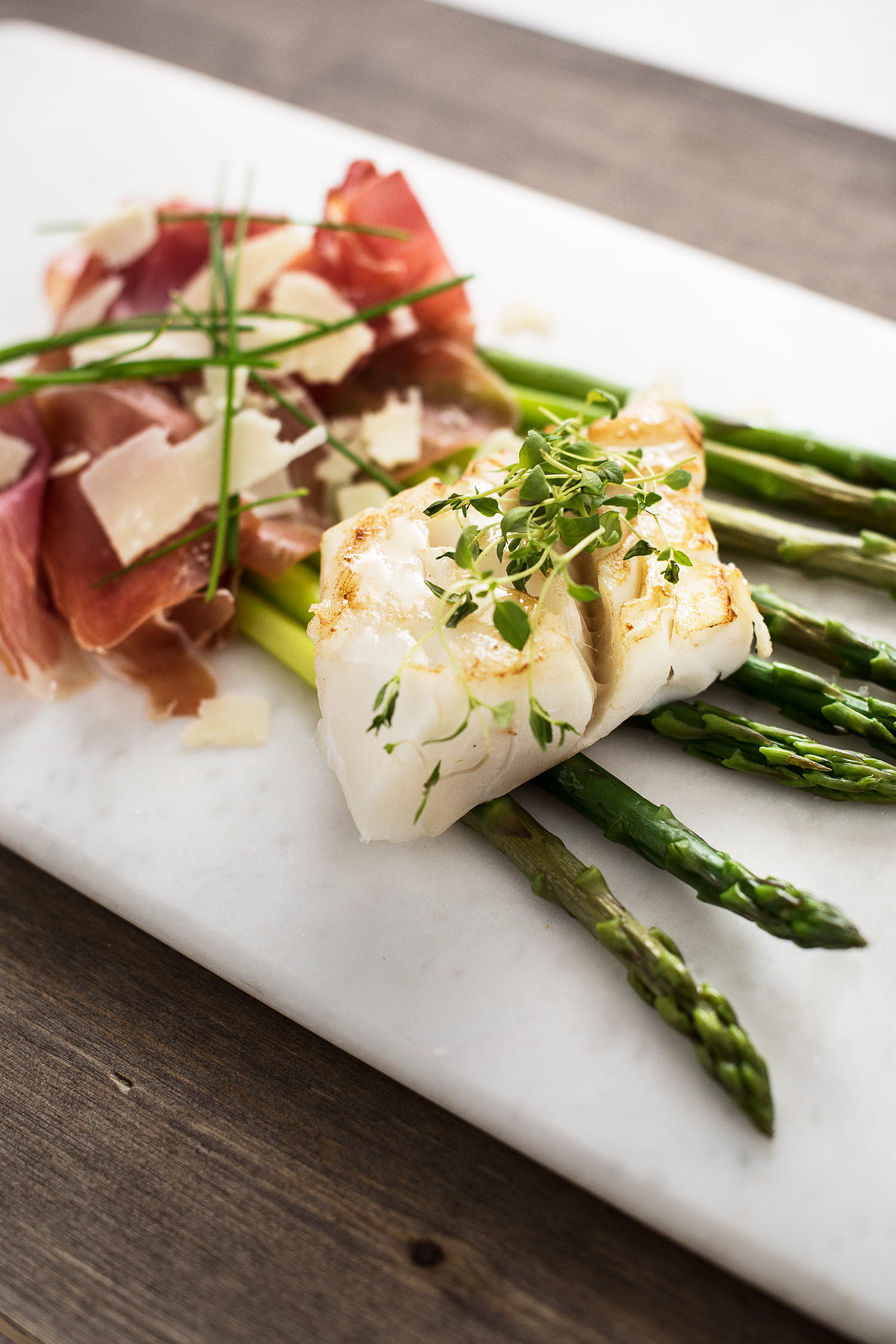 Ovnsbakt torskeloin med frisk asparges og serranoskinke