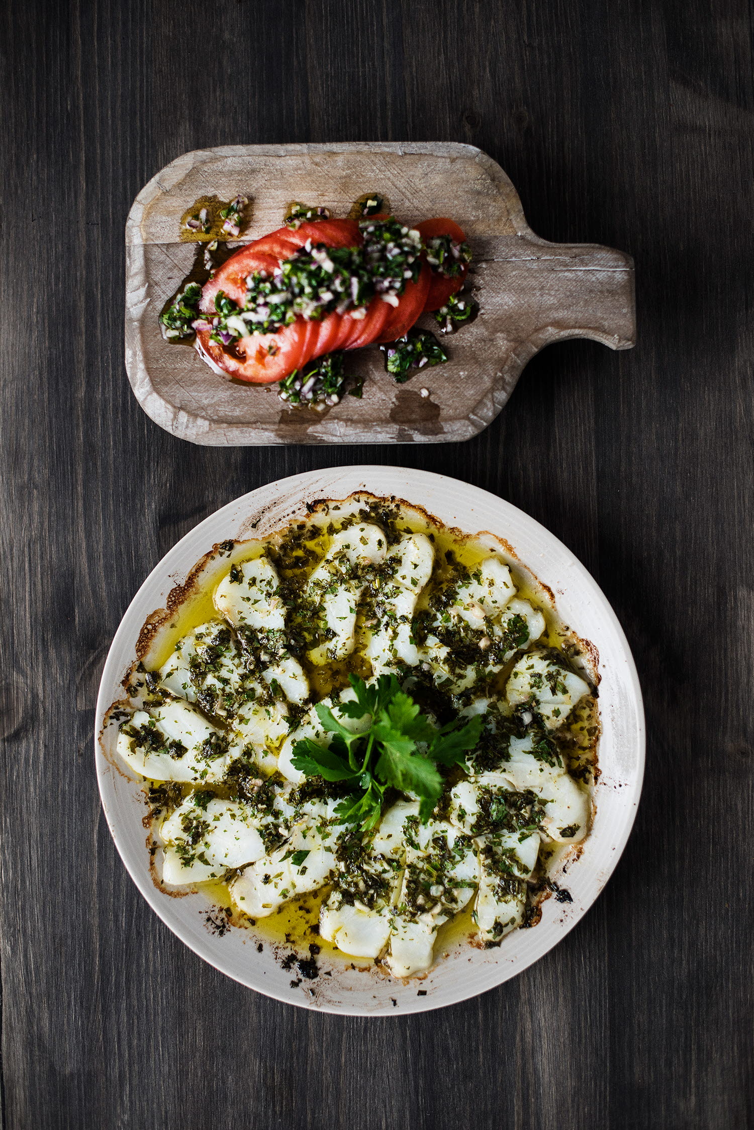 Sitron og hvitløksmarinert torsk med pasta og tomatsalat