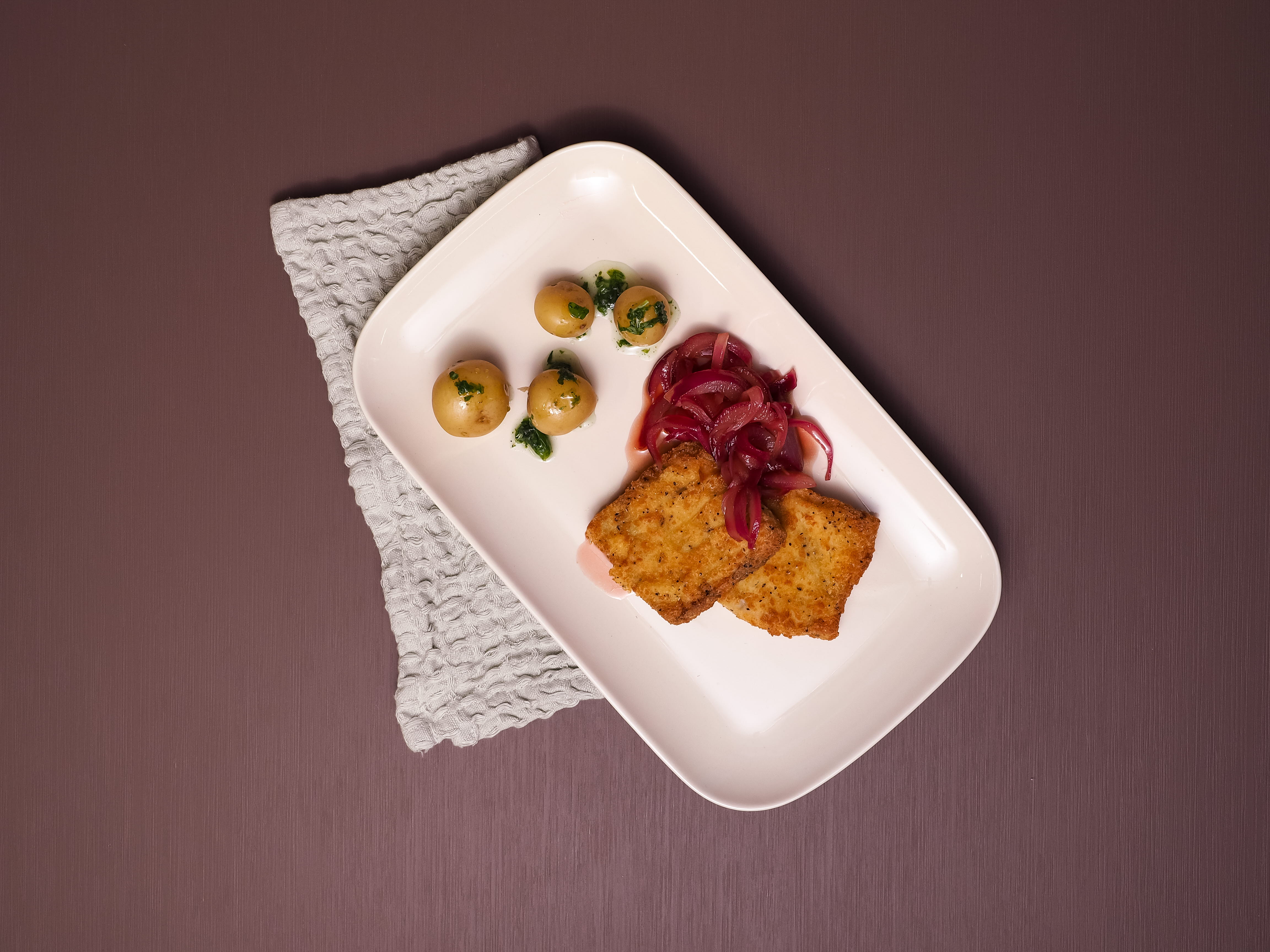 Sprø sei med rødløkskompott, minipotet og urteolje