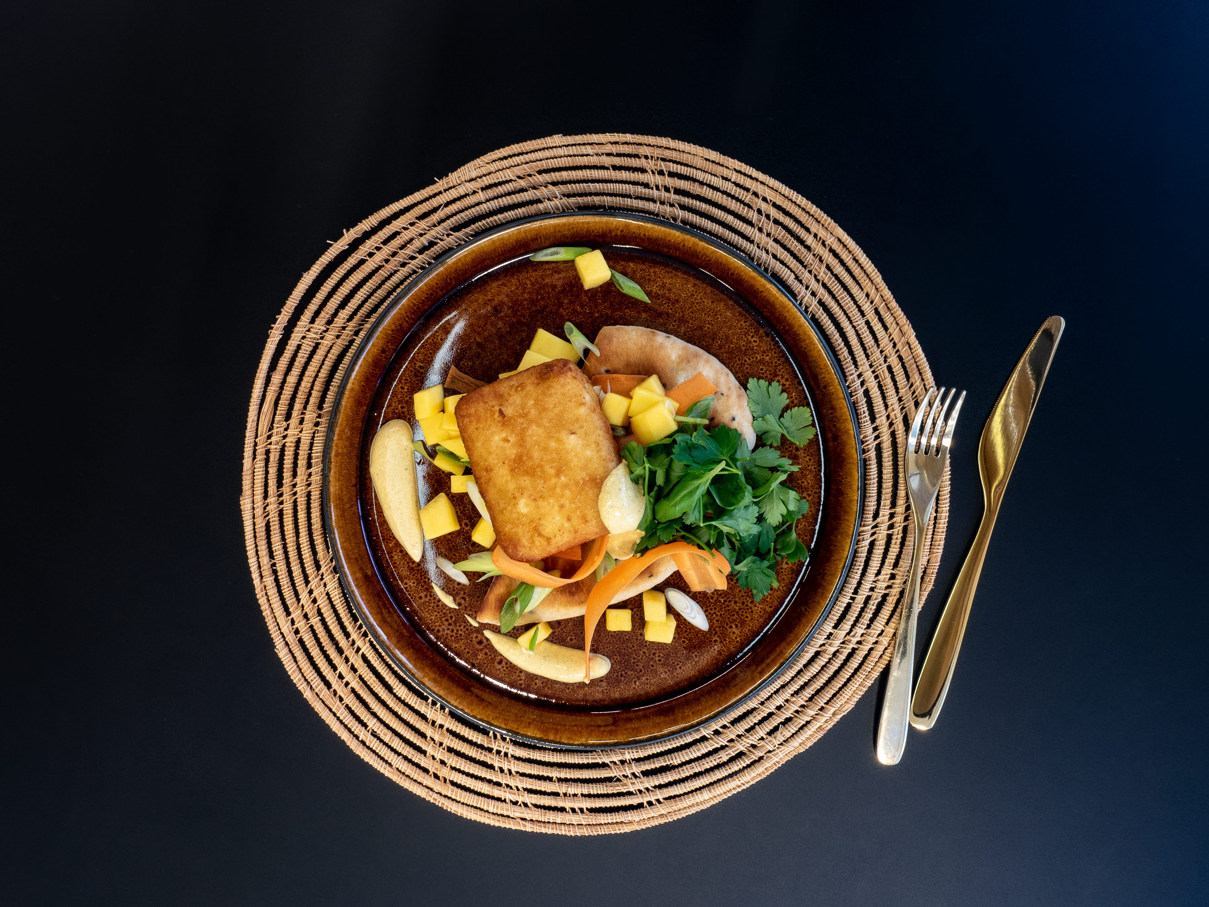 Tempurapanert hyse med naanbrød og karridressing