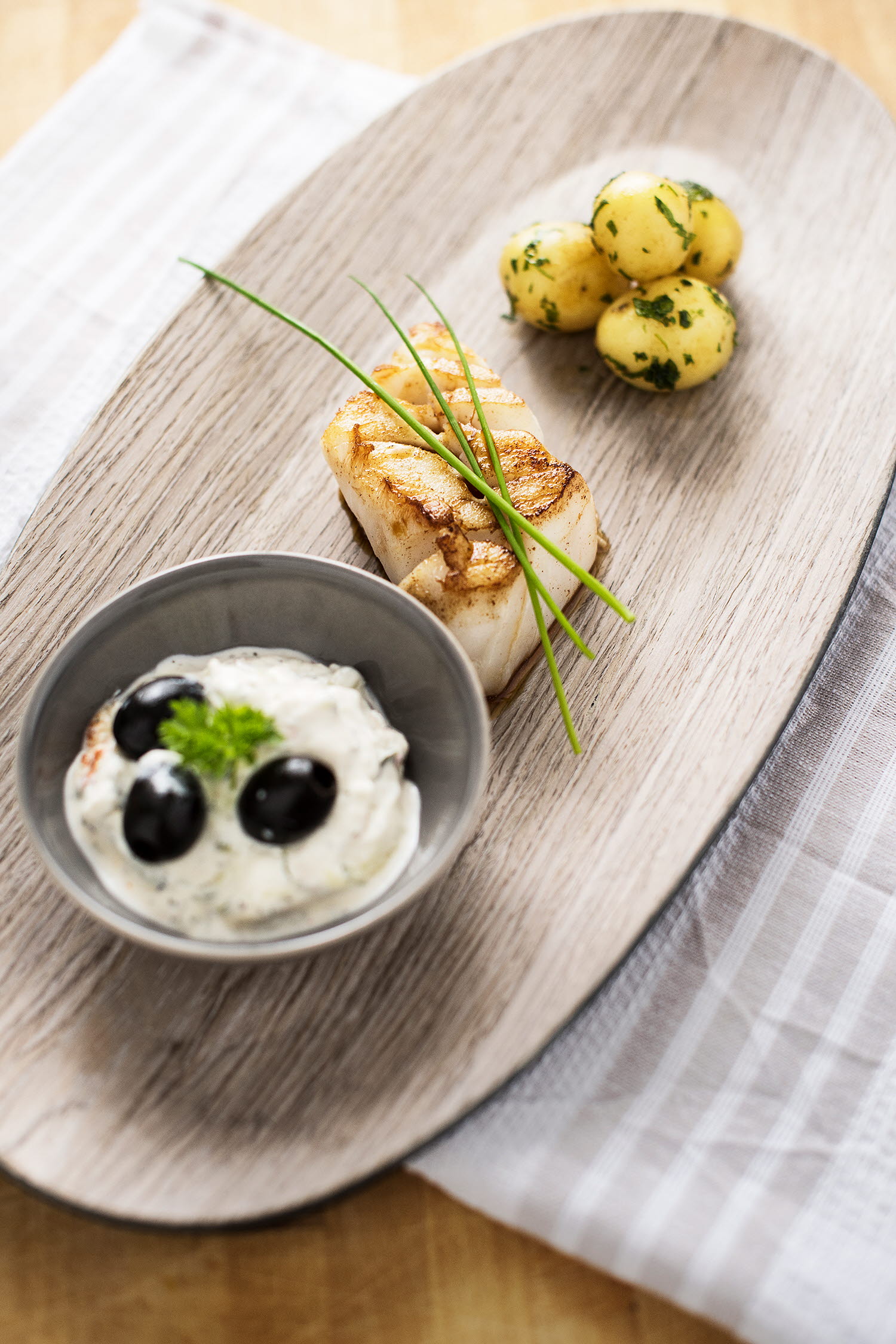 Teriyakimarinert torskeloin med tzatziki og nypoteter