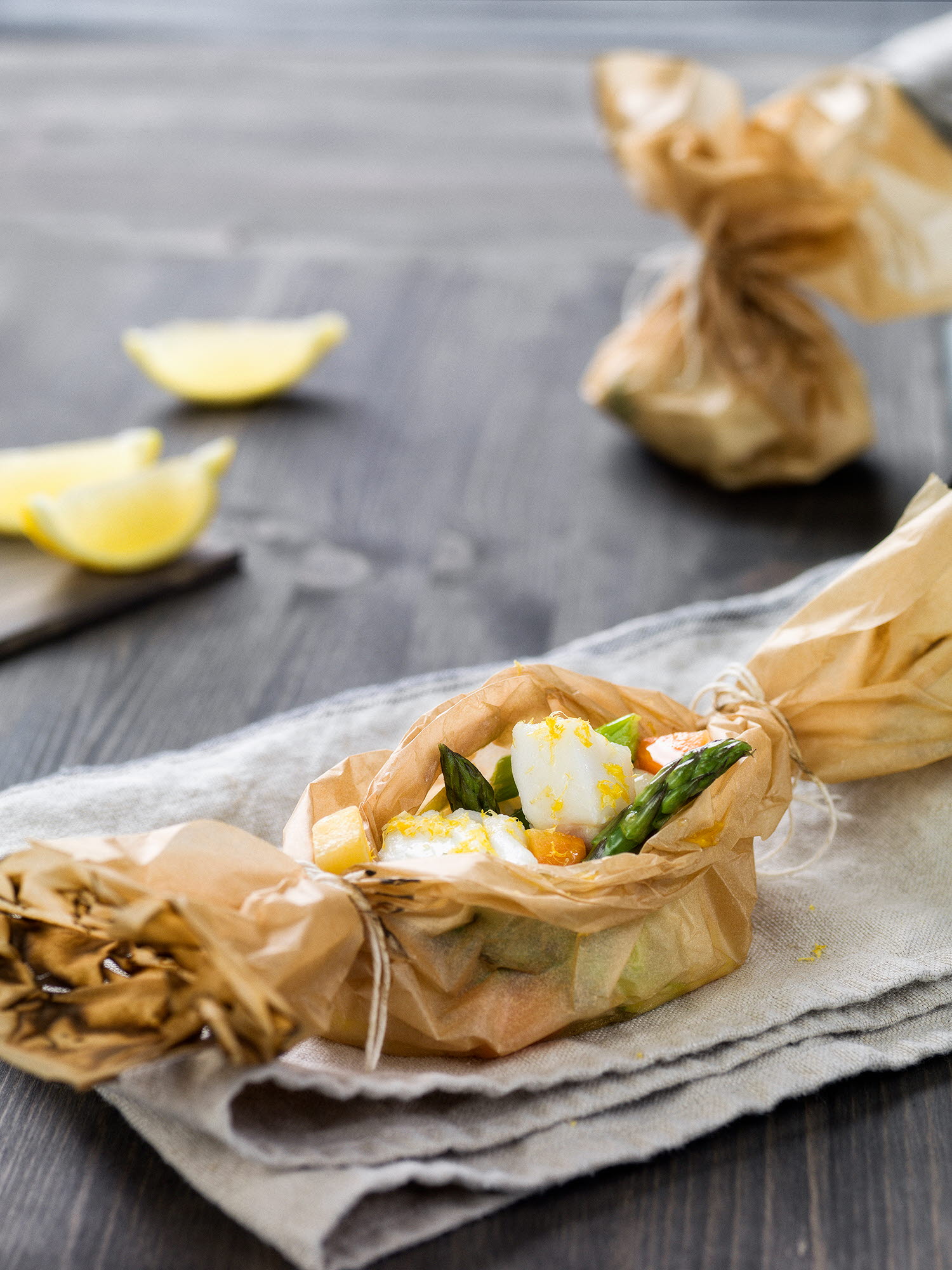 Papillote med torskeloin, scampi, blåskjell og grønnsaker