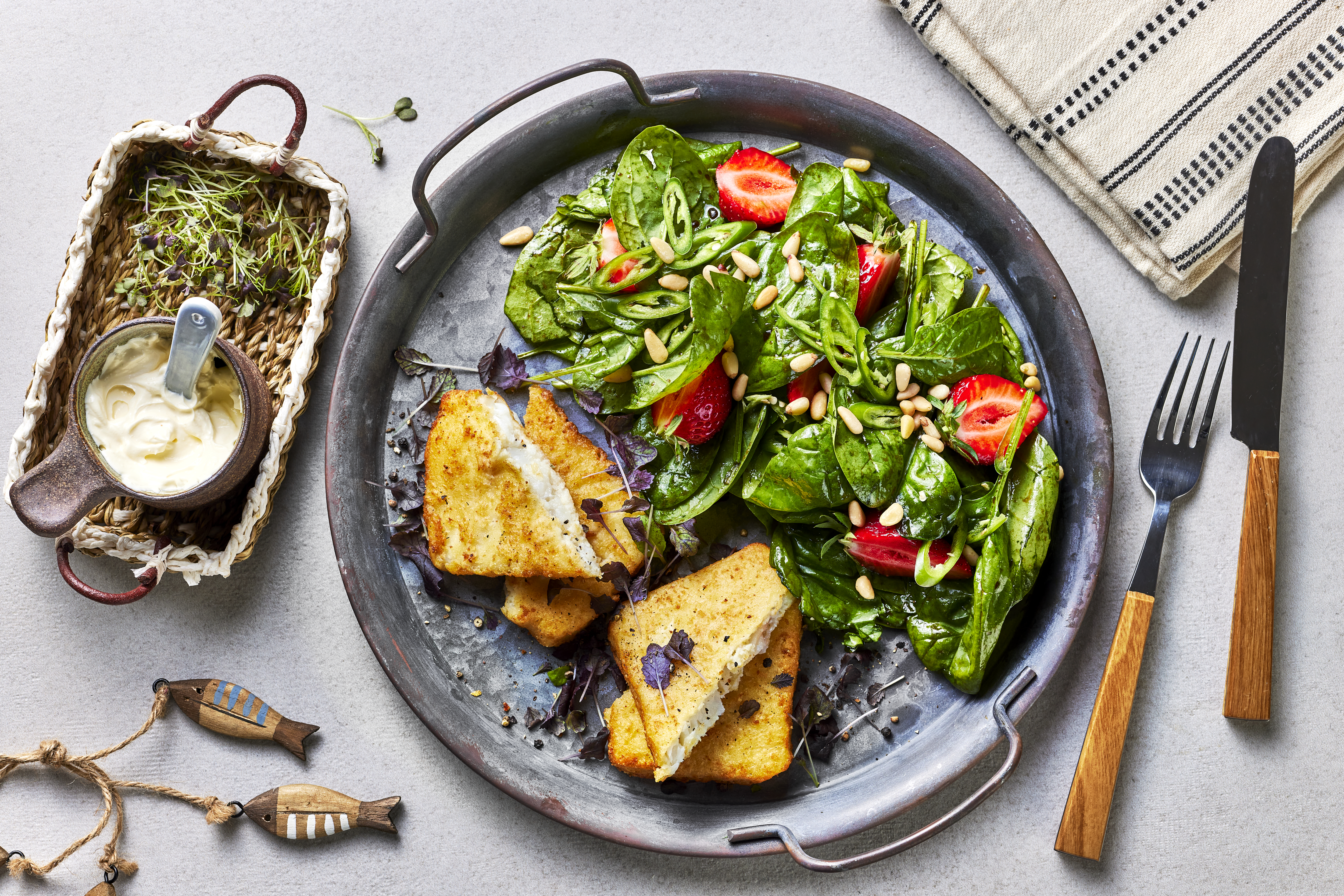 Panert hyse med syrlige jordbær og spinatsalat